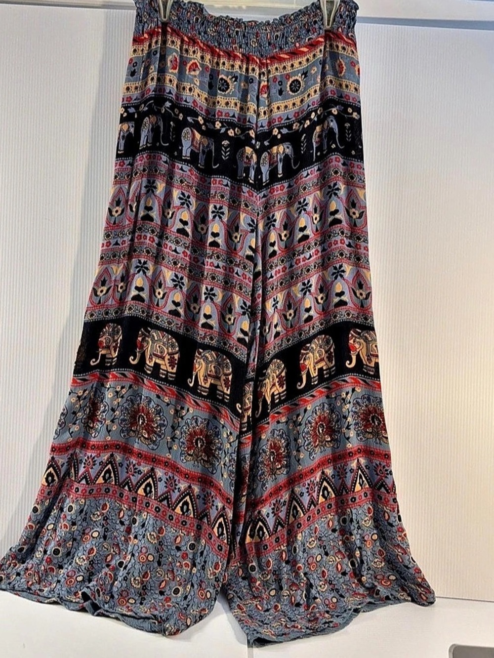 ANGIE Wide Leg Printed Rayon Pants in Blue & Red Size Medium Like New